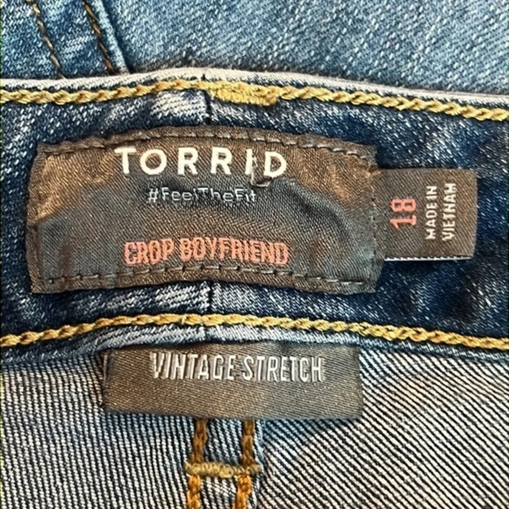 Torrid Women's Crop Boyfriend Vintage Stretch Distressed Jeans Size‎ 18
